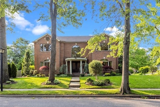 33 Snapdragon Ln, Roslyn Heights, NY 11577