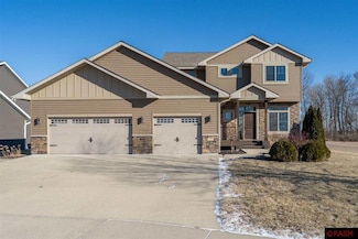 831 831 Fieldcrest Dr, Mankato, MN 56001