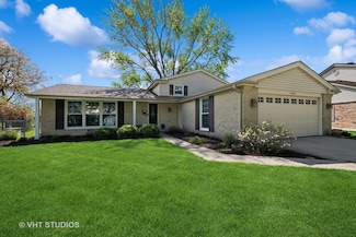 2927 N Huntington Dr, Arlington Heights, IL 60004
