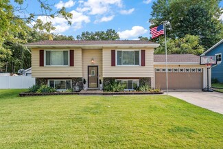 290 S Chase Dr, Crown Point, IN 46307