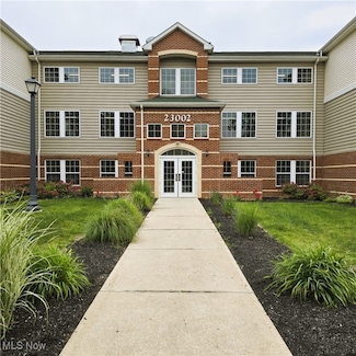 23002 Chandlers Ln Unit 101, Olmsted Falls, OH 44138