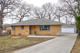3635 Oakcrest Dr, Des Moines, IA 50310