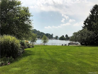 7 Tamarack Rd, Mahopac, NY 10541