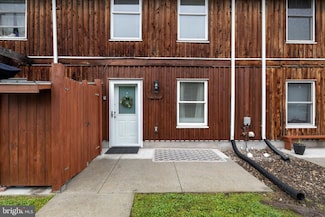 65 Petersburg Ln, Duncannon, PA 17020