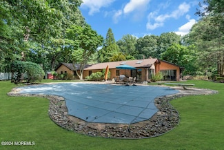 39 Seven Oaks Cir, Holmdel, NJ 07733