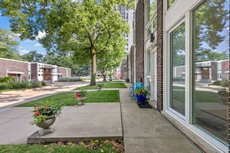 1319 N Sandburg Terrace, Chicago, IL 60610