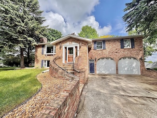 212 Carrow Cir, Marshall, MN 56258
