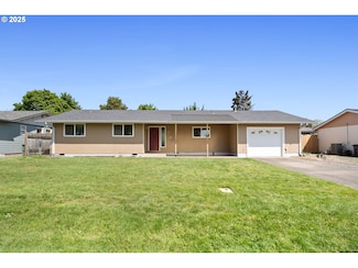 385 S 9th St, Harrisburg, OR 97446