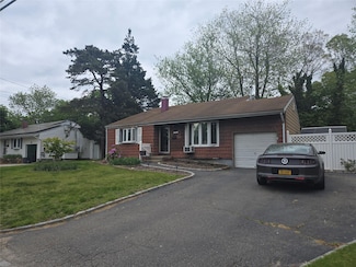 2905 Heather Ave, Medford, NY 11763