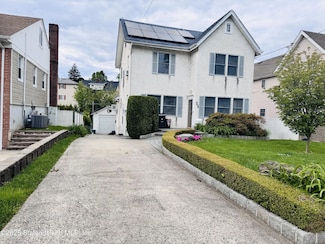25 Grace Rd, Staten Island, NY 10306