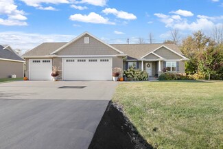 1527 Woods Edge Ln, Neenah, WI 54956