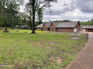559 N Springlake Cir, Terry, MS 39170