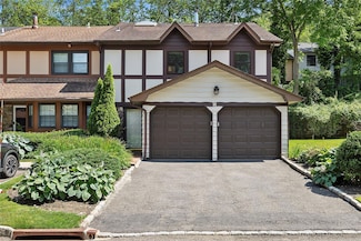 16 Hampton Way, Woodbury, NY 11797
