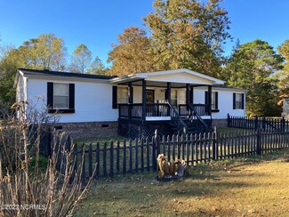 103 Mcclendon Ct, Richlands, NC 28574