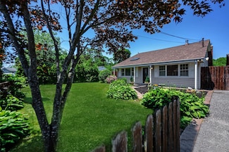 3 Hoover Ct, Mastic, NY 11950
