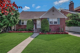 502 S 11th St, New Hyde Park, NY 11040