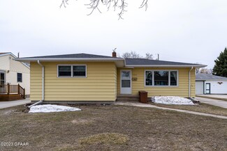 1805 11th Ave N, Grand Forks, ND 58203