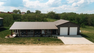 209 Grace Ct, Garnavillo, IA 52049