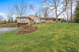 N13W28061 Cloverleaf Ct, Pewaukee, WI 53072
