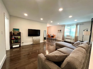 224-33 Kingsbury Ave Unit B, Oakland Gardens, NY 11364