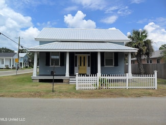135 Sycamore St, Bay Saint Louis, MS 39520