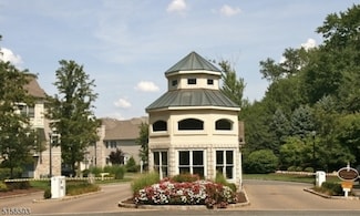 210 Edmonton Ct Unit 7210, Livingston, NJ 07039