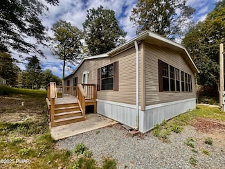 105 York Dr, Greentown, PA 18426