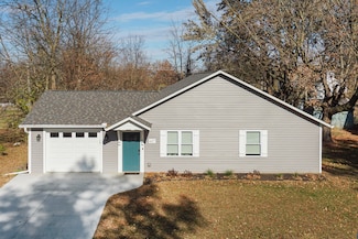 607 E 2nd St, Delavan, IL 61734