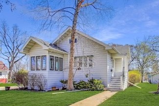 130 3rd St, Libertyville, IL 60048