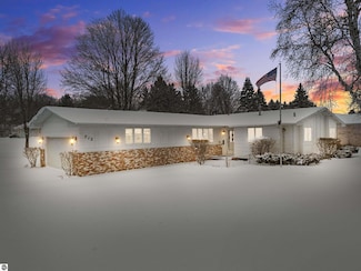 713 Holly Rd, Cadillac, MI 49601