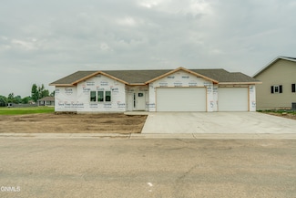 1233 Empire Cir, Bismarck, ND 58504