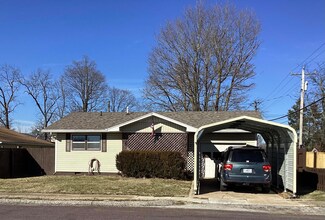 219 W 4th St, Mountain Grove, MO 65711