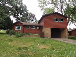 1751 S Demeter Dr, Freeport, IL 61032