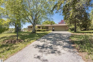 906 Michigan Ave, Frankfort, MI 49635