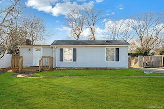 669 East Dr, Lindenhurst, NY 11757