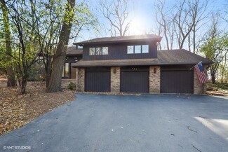 137 Indianwood Ln, Indian Head Park, IL 60525