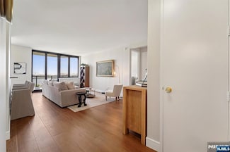 100 Carlyle Dr Unit 9L N, Cliffside Park, NJ 07010