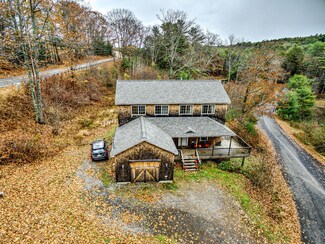 8 Clarks Point Rd, Wiscasset, ME 04578