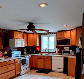 27 Mooney St, Farmington, NH 03835