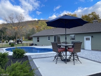 4435 Rudetown Rd, Hamburg, NJ 07419