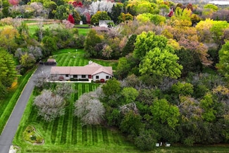 15860 W Thornapple Ln, Gurnee, IL 60031