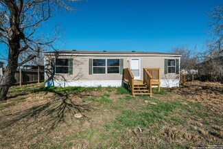 1105 Walnut St, Jourdanton, TX 78026