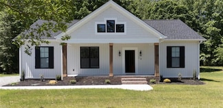 16 Oakland St, Kilmarnock, VA 22482