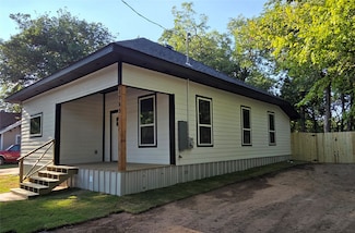 1745 E Cherry St, Paris, TX 75460