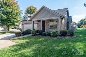 860 Wynnshire Dr, Hickory, NC 28601