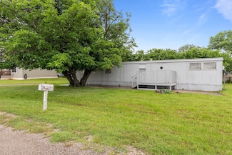 1800 Pelican Dr N, Azle, TX 76020