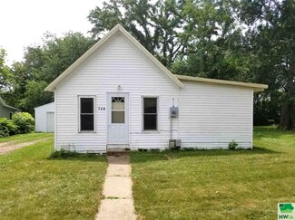728 W Cedar St, Vermillion, SD 57069