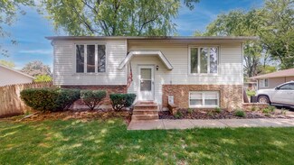 2130 Lynwood St, Crest Hill, IL 60403