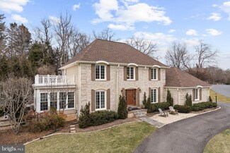 10856 Meadowland Dr, Oakton, VA 22124