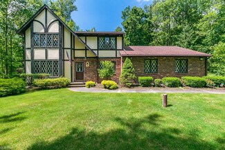 9750 Fox Meadow Ln, Chardon, OH 44024